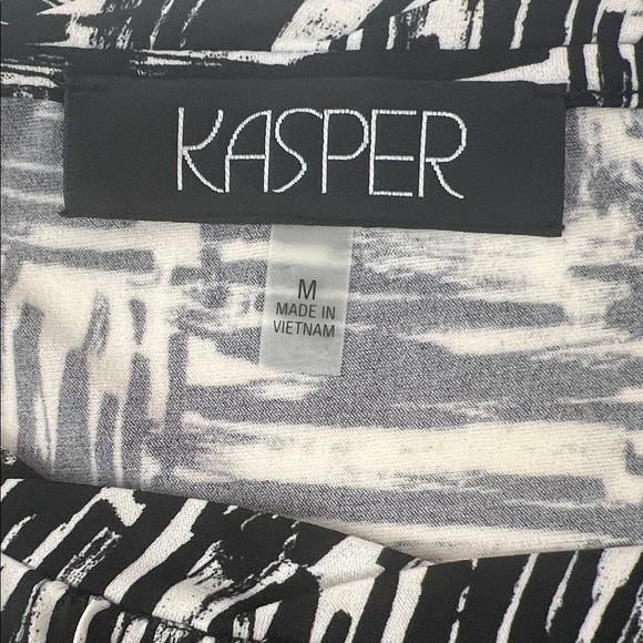 NWOT‎ Kasper Black and White Abstract Pleated Sleeveless Blouse Size Medium - Picture 9 of 10